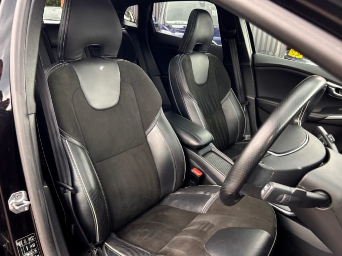 2025 Volvo V40