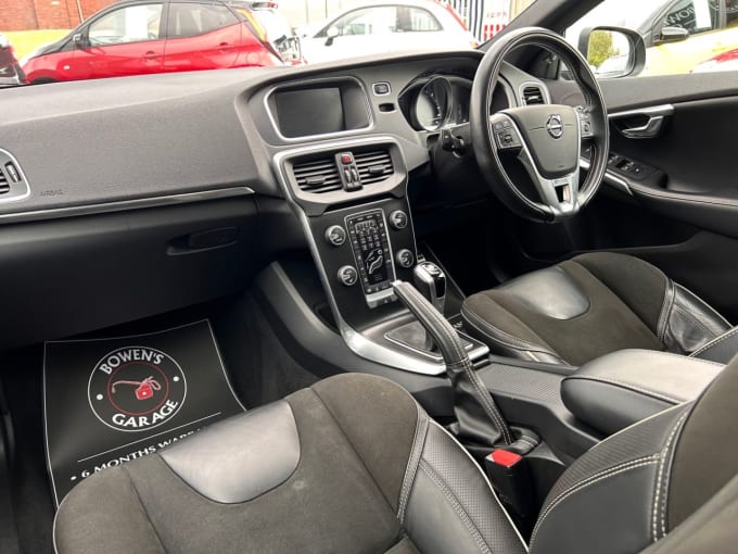 2025 Volvo V40