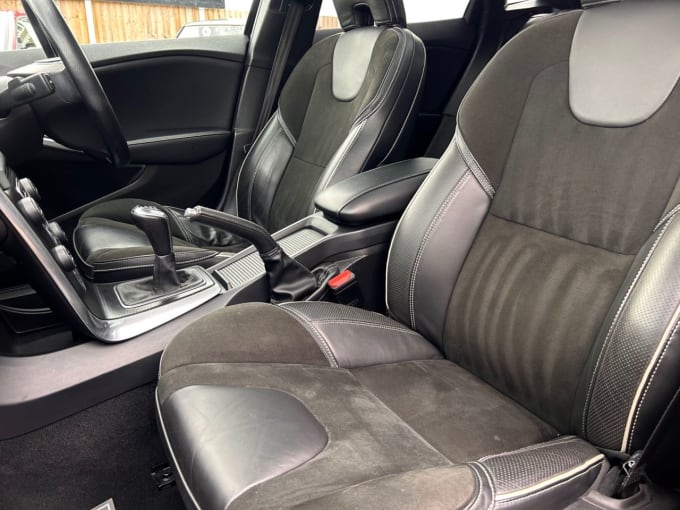 2025 Volvo V40