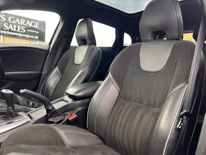 2025 Volvo V40