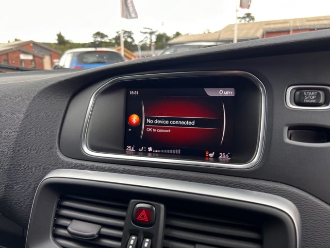 2025 Volvo V40