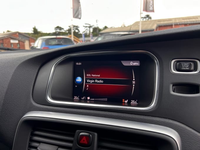 2025 Volvo V40