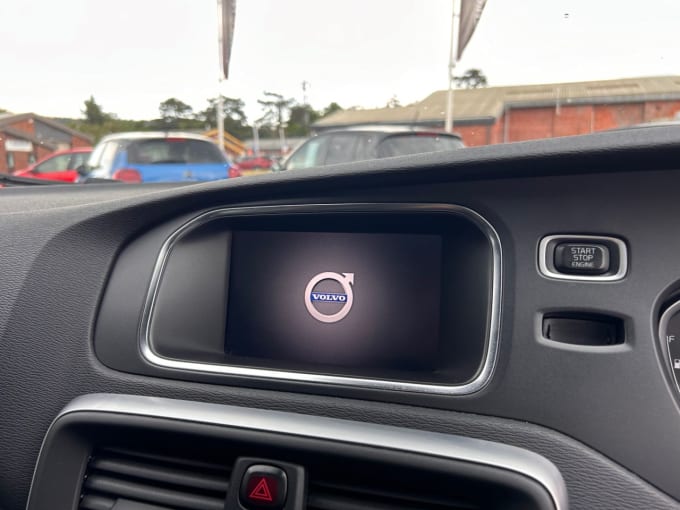 2025 Volvo V40