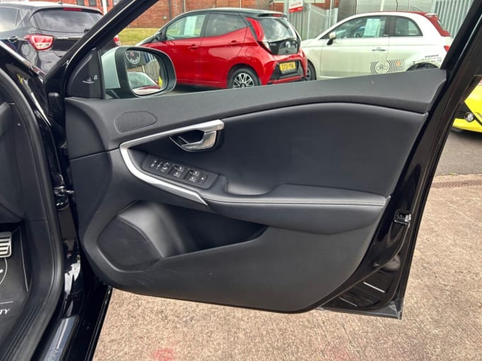 2025 Volvo V40