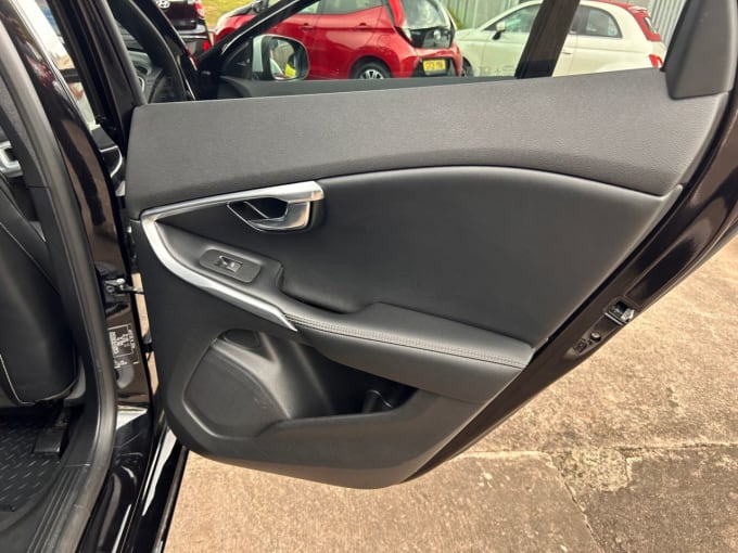 2025 Volvo V40