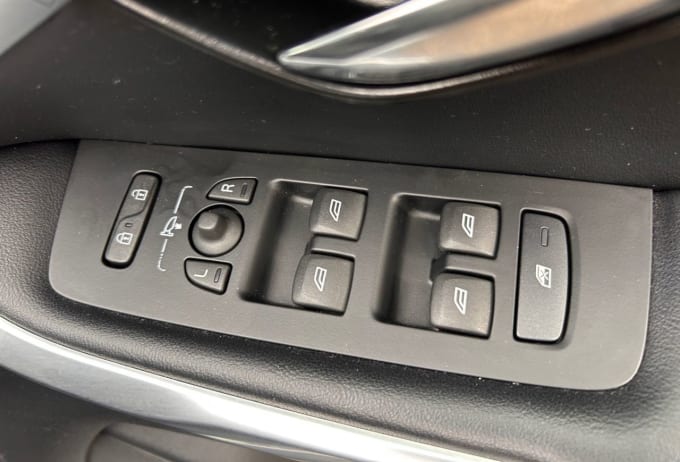 2025 Volvo V40