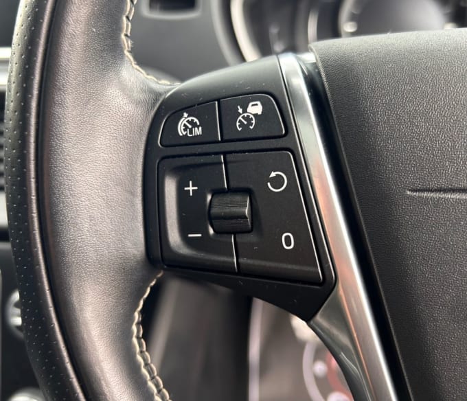 2025 Volvo V40