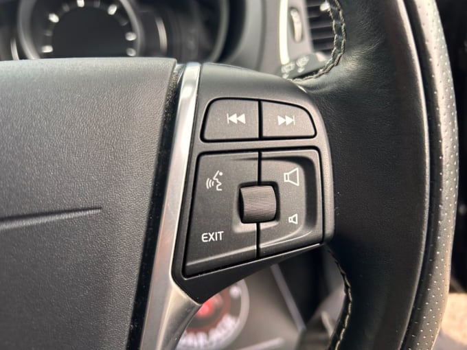 2025 Volvo V40