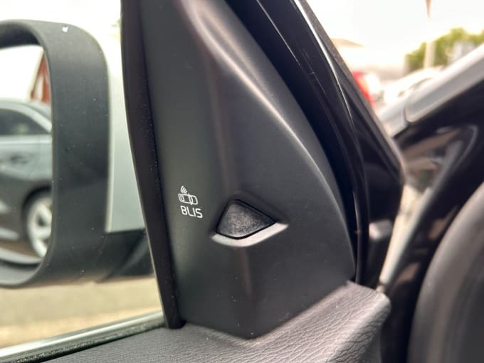 2025 Volvo V40