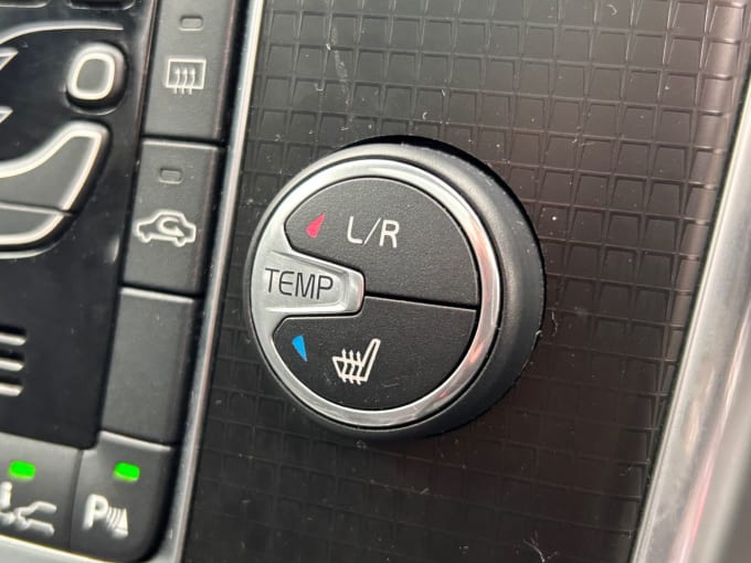 2025 Volvo V40