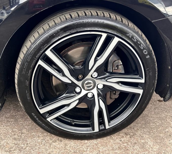 2025 Volvo V40