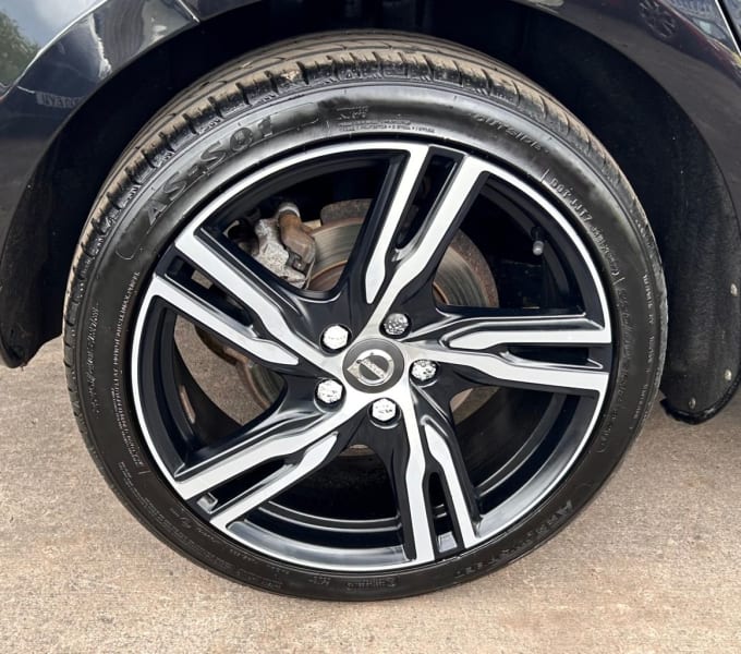 2025 Volvo V40