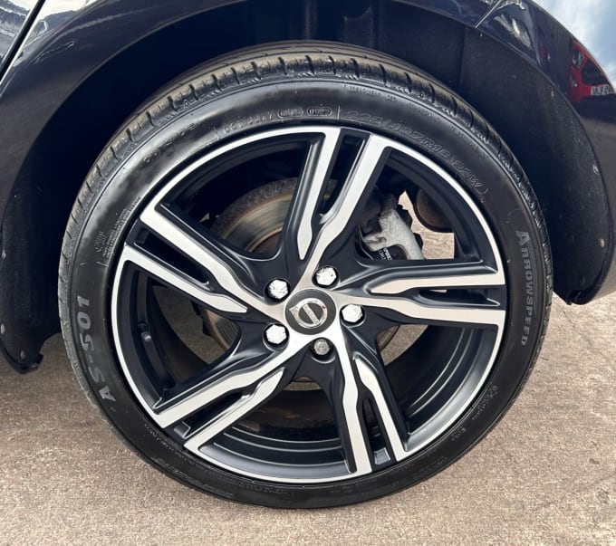 2025 Volvo V40