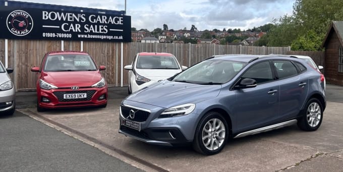 2025 Volvo V40 Cross Country