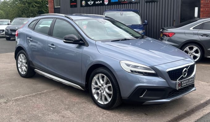 2025 Volvo V40 Cross Country