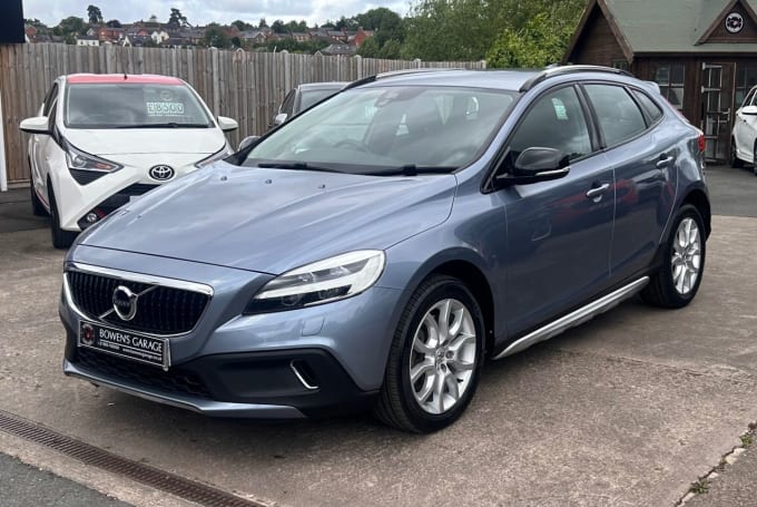 2025 Volvo V40 Cross Country