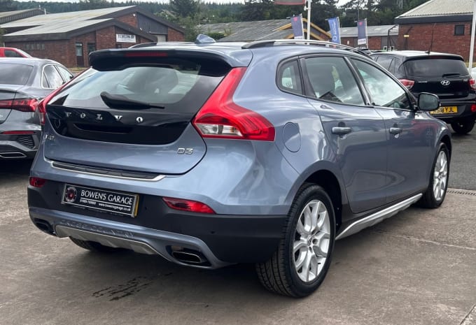 2025 Volvo V40 Cross Country