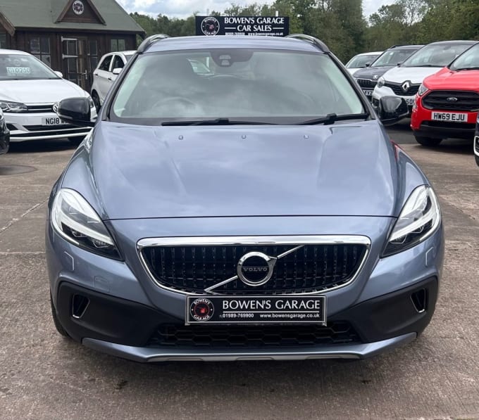 2025 Volvo V40 Cross Country