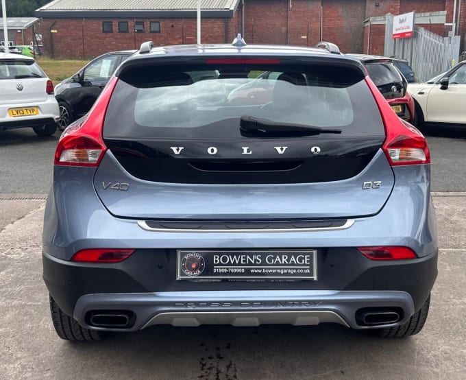 2025 Volvo V40 Cross Country