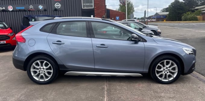 2025 Volvo V40 Cross Country