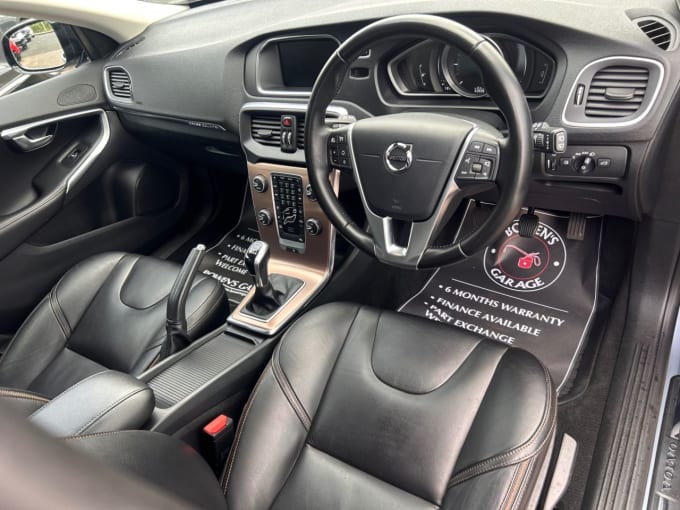 2025 Volvo V40 Cross Country