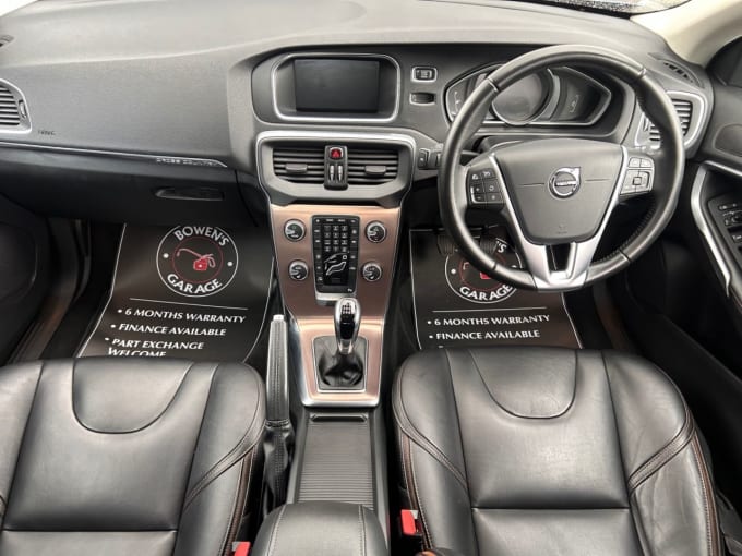 2025 Volvo V40 Cross Country