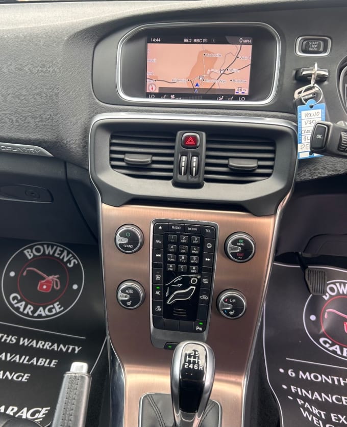 2025 Volvo V40 Cross Country