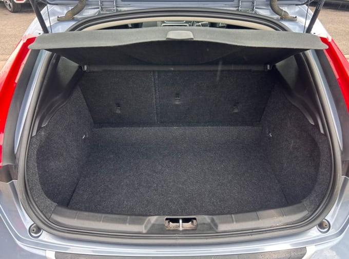 2025 Volvo V40 Cross Country