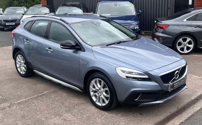 2025 Volvo V40 Cross Country