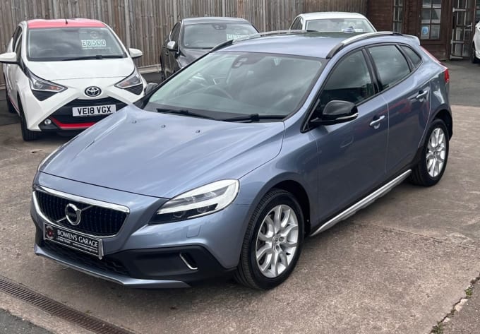 2025 Volvo V40 Cross Country