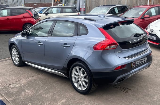 2025 Volvo V40 Cross Country