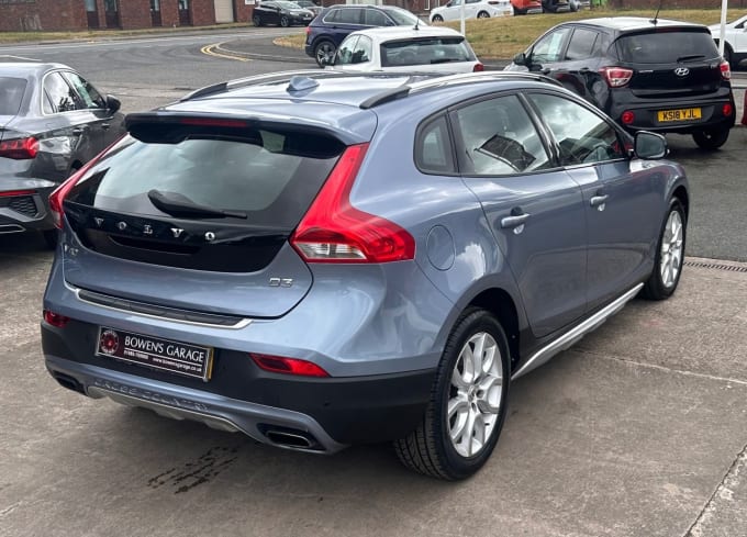 2025 Volvo V40 Cross Country