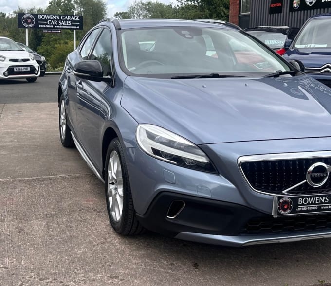 2025 Volvo V40 Cross Country