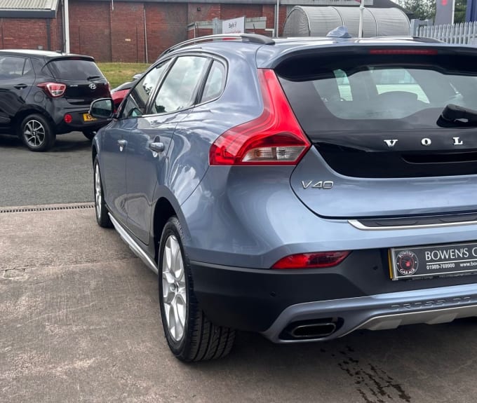2025 Volvo V40 Cross Country