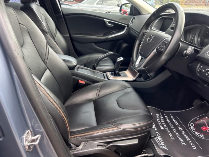 2025 Volvo V40 Cross Country