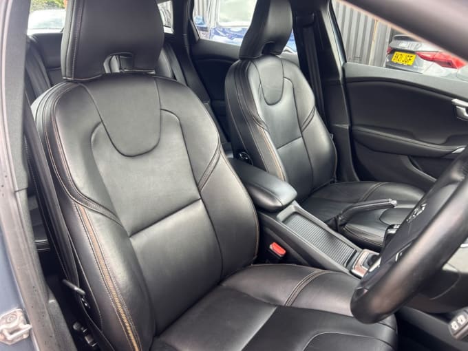 2025 Volvo V40 Cross Country