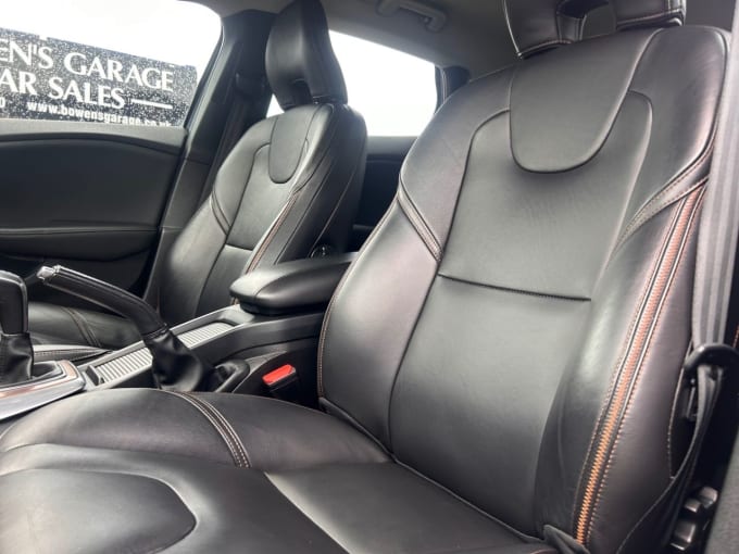 2025 Volvo V40 Cross Country