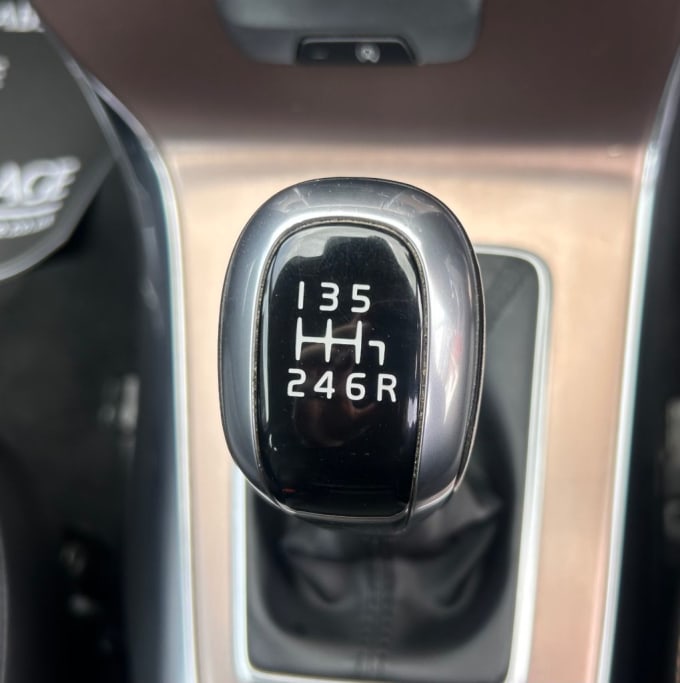 2025 Volvo V40 Cross Country