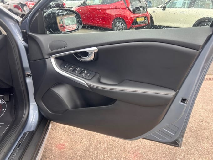 2025 Volvo V40 Cross Country