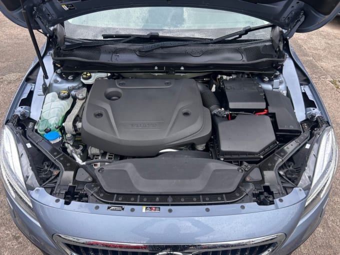 2025 Volvo V40 Cross Country