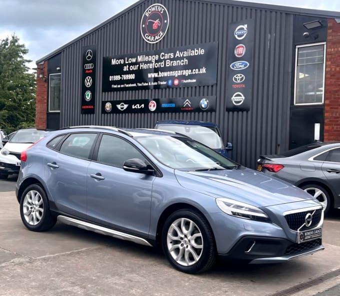 2025 Volvo V40 Cross Country