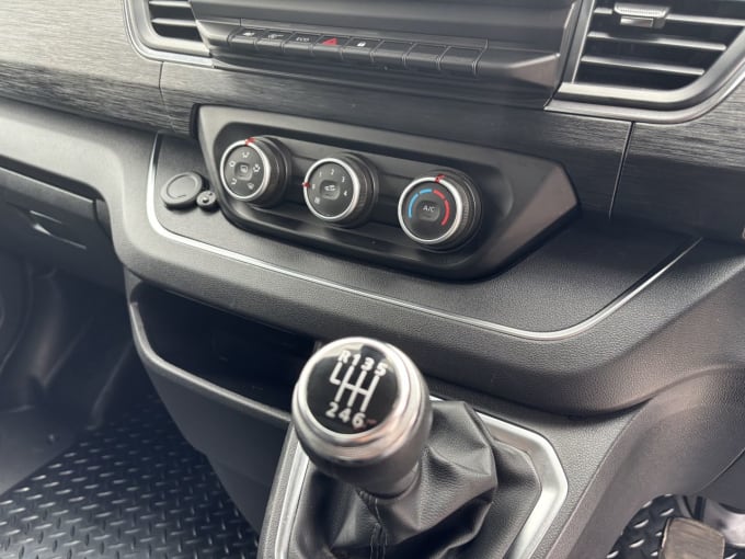 2025 Nissan Primastar