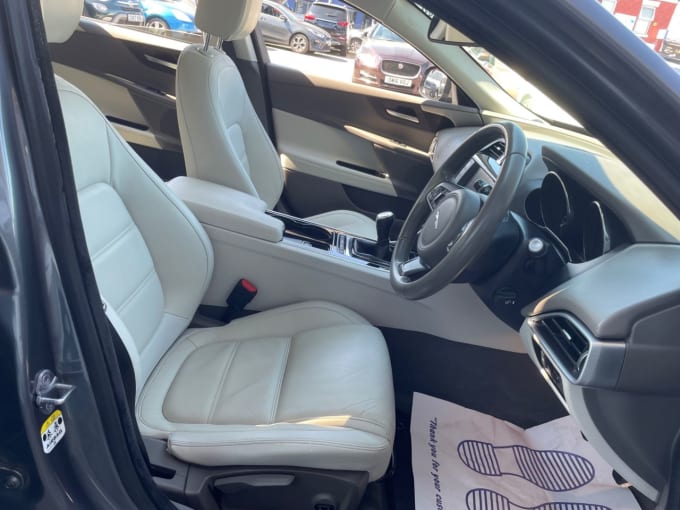 2025 Jaguar Xe