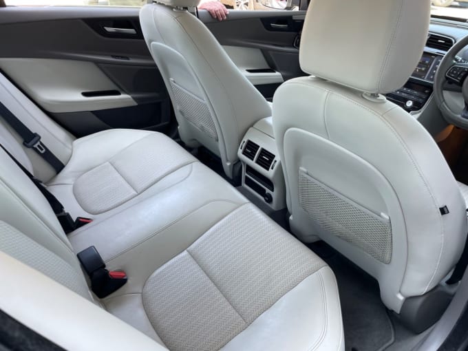 2025 Jaguar Xe