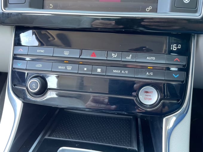 2025 Jaguar Xe