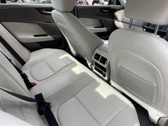 2025 Jaguar Xe