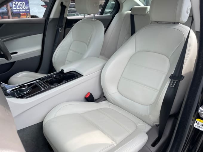 2025 Jaguar Xe