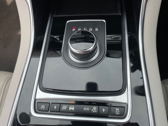 2025 Jaguar Xe