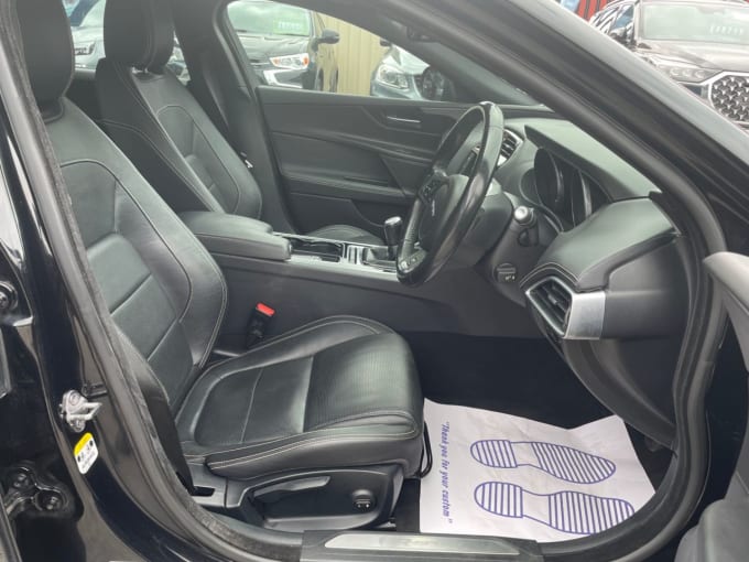 2025 Jaguar Xe