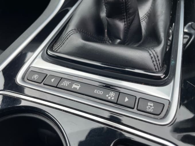 2025 Jaguar Xe